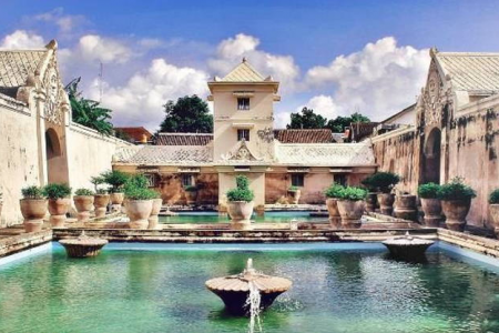 Istana Air Taman Sari, Destinasi Wajib untuk Kalian yang Berlibur ke Jogja - Blog Hotel Bobobox Indonesia
