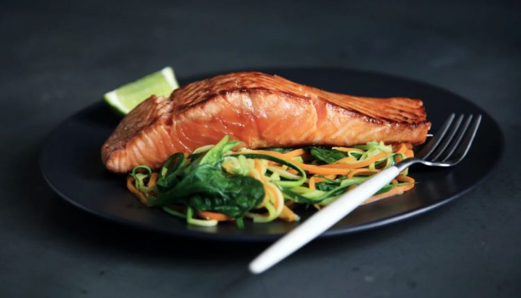 tips makan sehat untuk jantung konsumsi ikan salmon